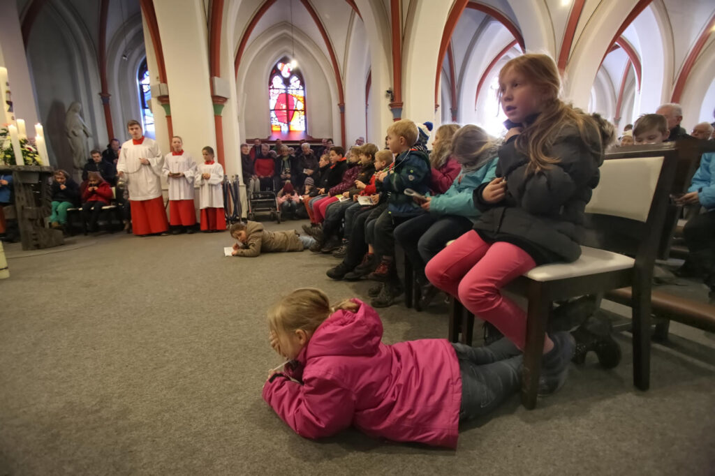 Children and altar server praying (pilgrimage)