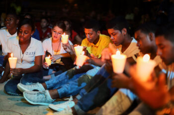 Jóvenes  en oración de la Parroquia Nuestra Señora del Carmen en Bocas del Toro,  Panama