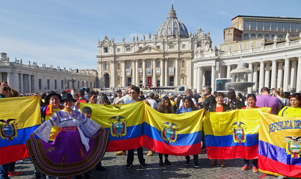Grupo de personas con banderas de Ecuador en la Plaza de San Pedro, Roma, el Sínodo de la Amazonía