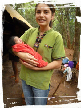 SSpS lleva en sus brazos a un pequeño Bebé de los Ava Guaraní en la Comunidad Indígena en Paraguay