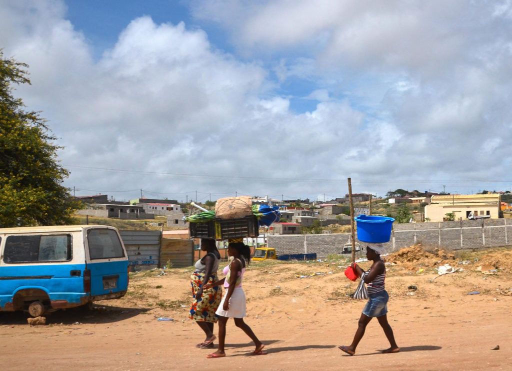 Women, periphery of Luanda (Angola)