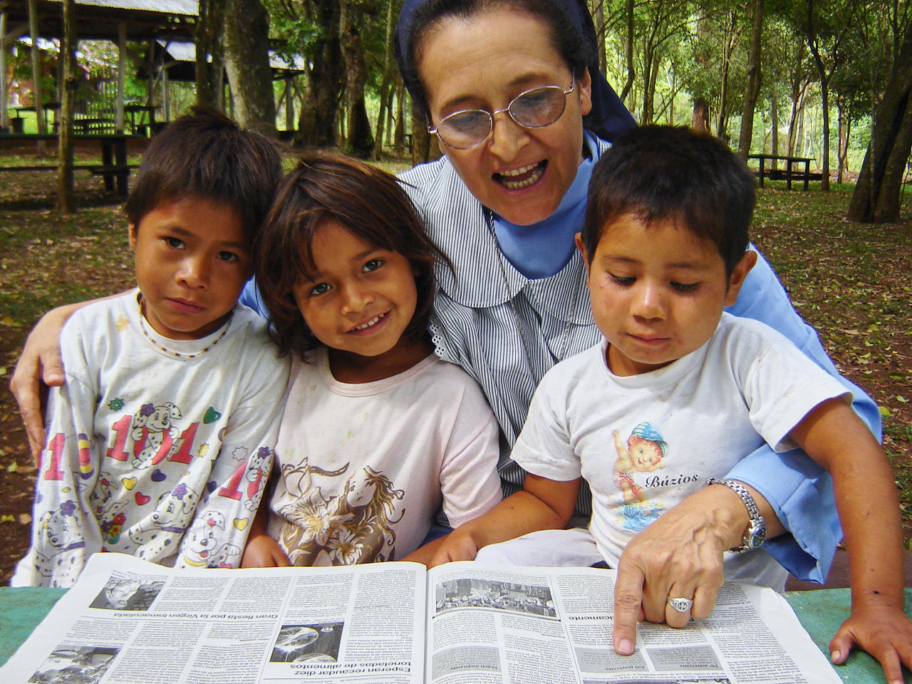 SSpS Sister and indigenous children, in Bilingual School, in Misiones Argentina